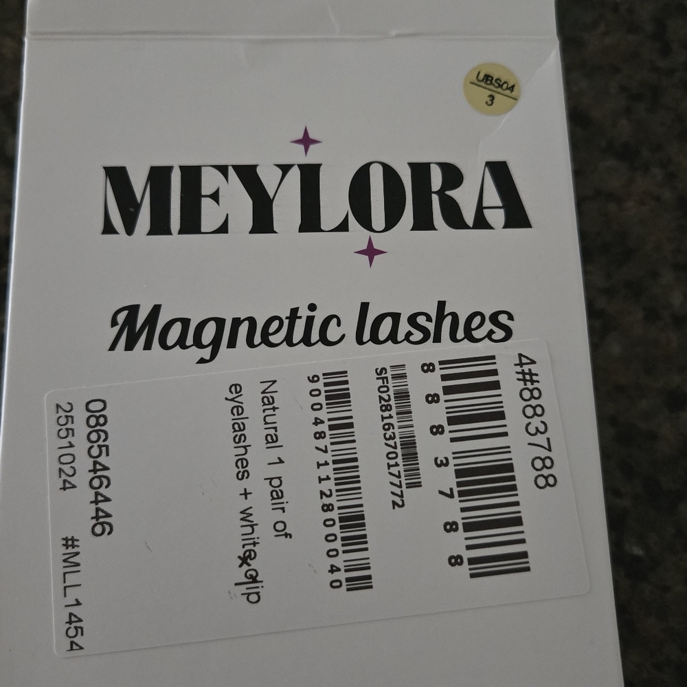 Black Magnetic False Eyelashes in Compact Case - Picture 3 of 8
